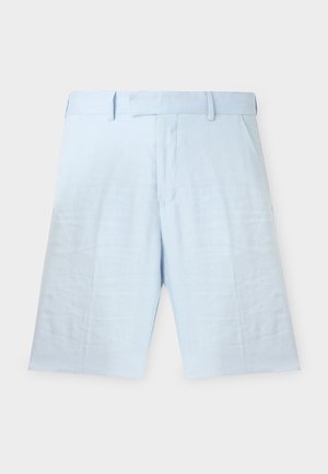 Pantaloni scurți croiți, luminoși, albastru deschis, lungime până la genunchi, cu bucle pentru curea, buzunare frontale și un design curat, minimalist pe fundal alb.