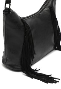 Borsa a tracolla nera in pelle sintetica con frange lunghe, chiusura superiore con zip e forma leggermente arrotondata. Texture liscia, tracolla robusta.