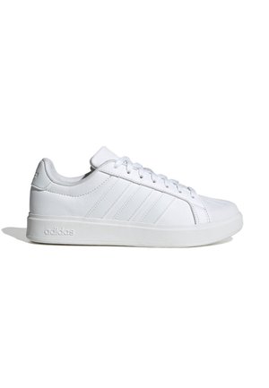 Baskets basses blanches Adidas avec lacets à l'avant, trois bandes latérales, col rembourré et logo embossé sur la semelle et le talon.