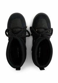 Sorte høj-top sneakers i ruskind og nylonmateriale, med tykke snørebånd, ribbet ankelskaft og diskrete guldfarvede detaljer.
