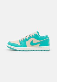 Baskets Nike Air Jordan présentant un schéma de couleurs turquoise et beige, en cuir, avec un bout arrondi et une semelle en caoutchouc texturée.
