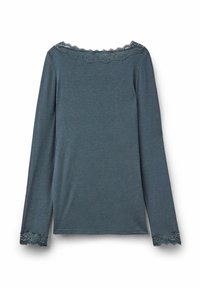 Langärmliges oberteil in schlammblau mit Spitze am Bootsausschnitt und an den Ärmelabschlüssen, flach auf einem weißen Hintergrund ausgelegt.
