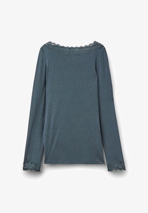 Langärmliges oberteil in schlammblau mit Spitze am Bootsausschnitt und an den Ärmelabschlüssen, flach auf einem weißen Hintergrund ausgelegt.