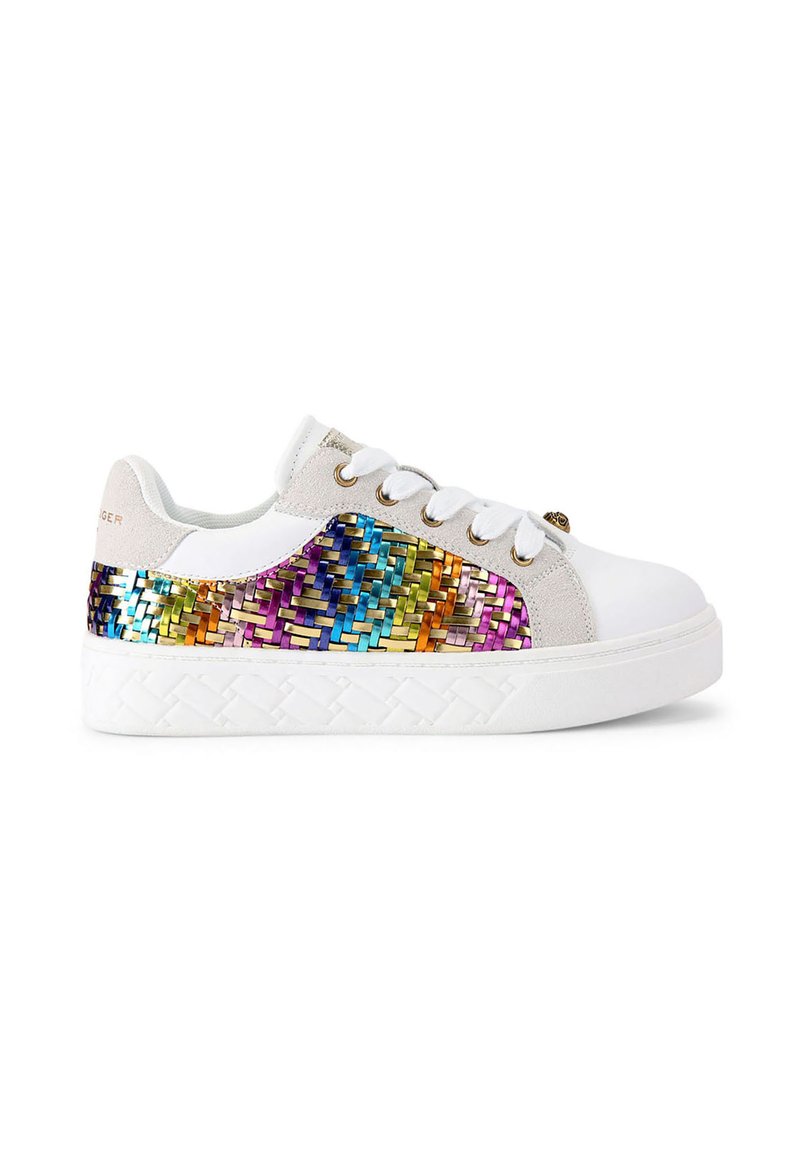 Sneaker con punta in pelle bianca, accenti in suede grigio e un pannello vivace e intrecciato multicolore sul lato, con suola bianca texturizzata.