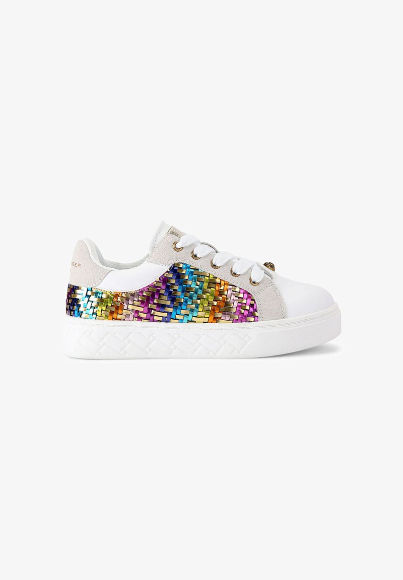 Baskets présentant un bout en cuir blanc, des accents en daim gris, et un panneau tissé multicolore vibrant sur le côté avec une semelle blanche texturée.