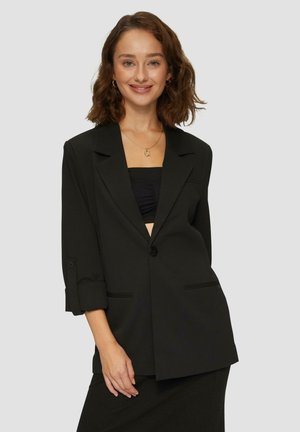 Čierny blazer s voľným strihom, jedným gombíkom na zapínanie, vyhrnutými rukávmi a dvoma prednými vreckami. Hladká textúra, minimalistický dizajn.