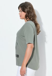LAURASØN 1/2-ARM, RUNDHALSAUSSCHNITT  - Triko s potiskem - sage