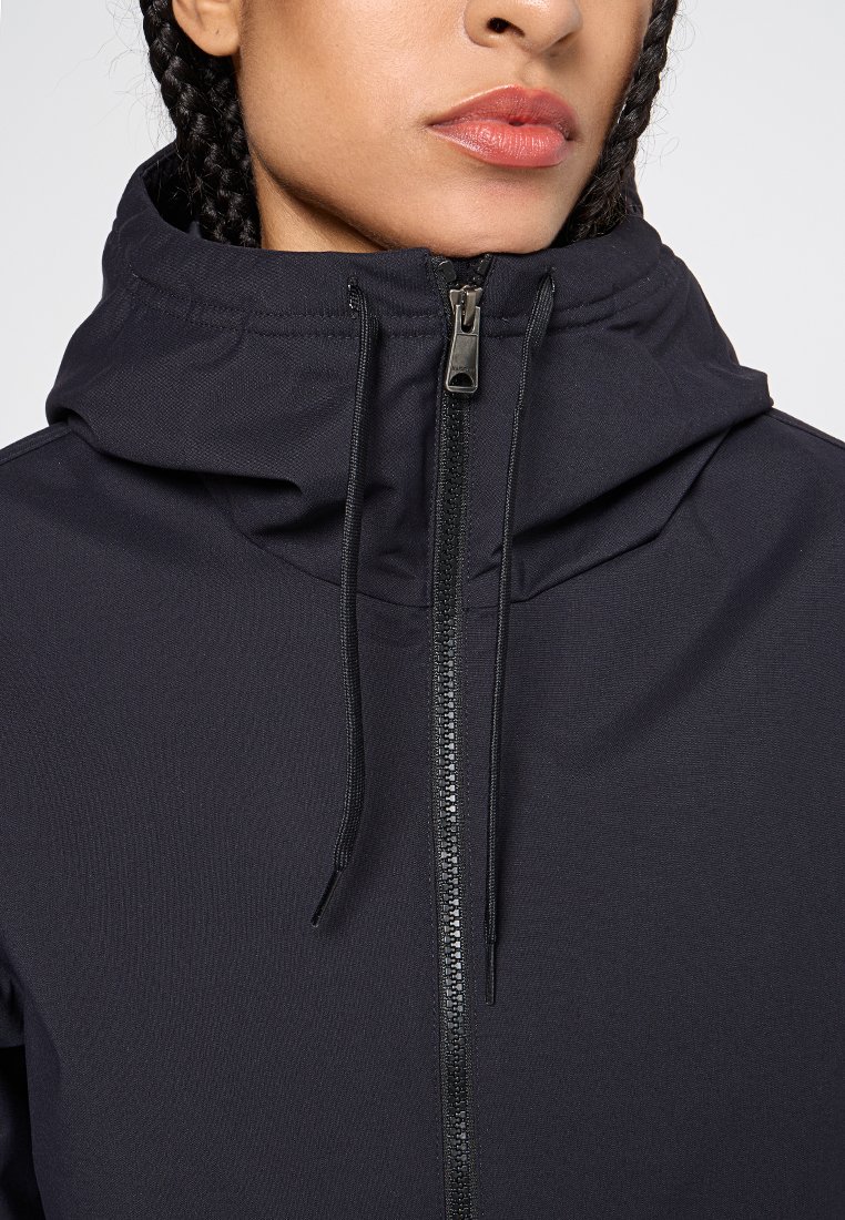 Schwarze Jacke mit hohem Kragen, halbem Reißverschluss und verstellbaren Kordeln. Glatte Textur, minimalistisches Design, geeignet zum Schichten.