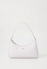 Borsa a tracolla in pelle rosa chiaro dalla forma curva, chiusura con zip e una tracolla singola. Presenta un logo discreto sulla parte anteriore.