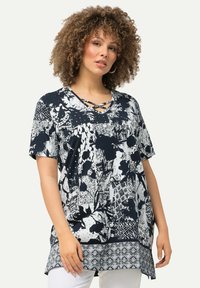 Ulla Popken PATCH PRINT SHORT SLEEVE - Tuniek - navy blue