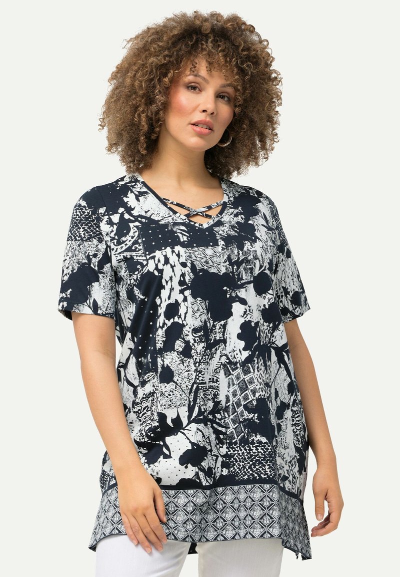 Ulla Popken PATCH PRINT SHORT SLEEVE - Tuniek - navy blue