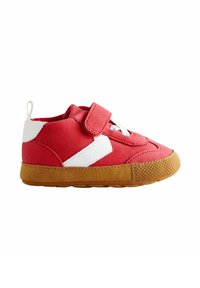 Zapatillas de ante rojas y blancas para toddler con una correa de velcro, suela de goma texturizada y un patrón triangular en la puntera.