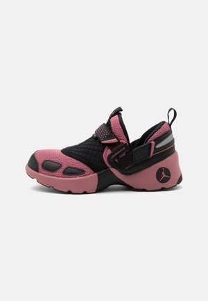 Jordan, TRUNNER LX - Sneakers laag - black/desert berry/reflective silver-coloured
