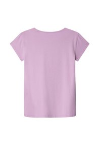 Krátký rukáv, tričko s kulatým výstřihem v světlé levandulové barvě, vyrobené z měkké bavlny. Má jednoduchý, klasický design s hladkou texturou.