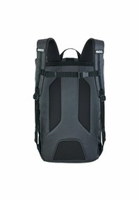 Zaino nero con spallacci imbottiti, design strutturato e texture liscia. Presenta fibbie regolabili e un aspetto elegante e minimale.