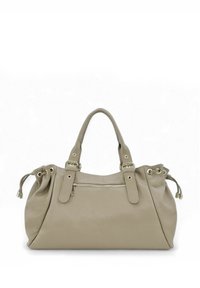 Sac à main en cuir beige à forme structurée, doté de deux poignées supérieures, d'une poche avant zippée et d'accents à cordon sur les côtés. Texture lisse et garnitures métalliques.