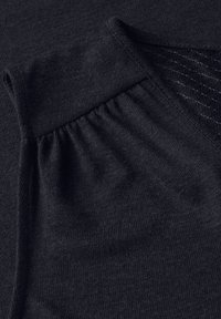 Maglia blu navy con scollo arricciato e pannello in tessuto testurizzato. Texture morbida con finitura liscia e leggero lucido.