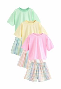 Drei Sets von Kinderbekleidung: mintgrüne, gelbe und pinkfarbene T-Shirts mit kurzen Ärmeln, kombiniert mit pastellkarierten Shorts mit elastischen Taillenbändern.