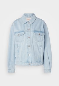 Chaqueta de denim azul claro con un collar clásico, dos bolsillos en el pecho, cierres de botón plateados y un dobladillo ligeramente corto.