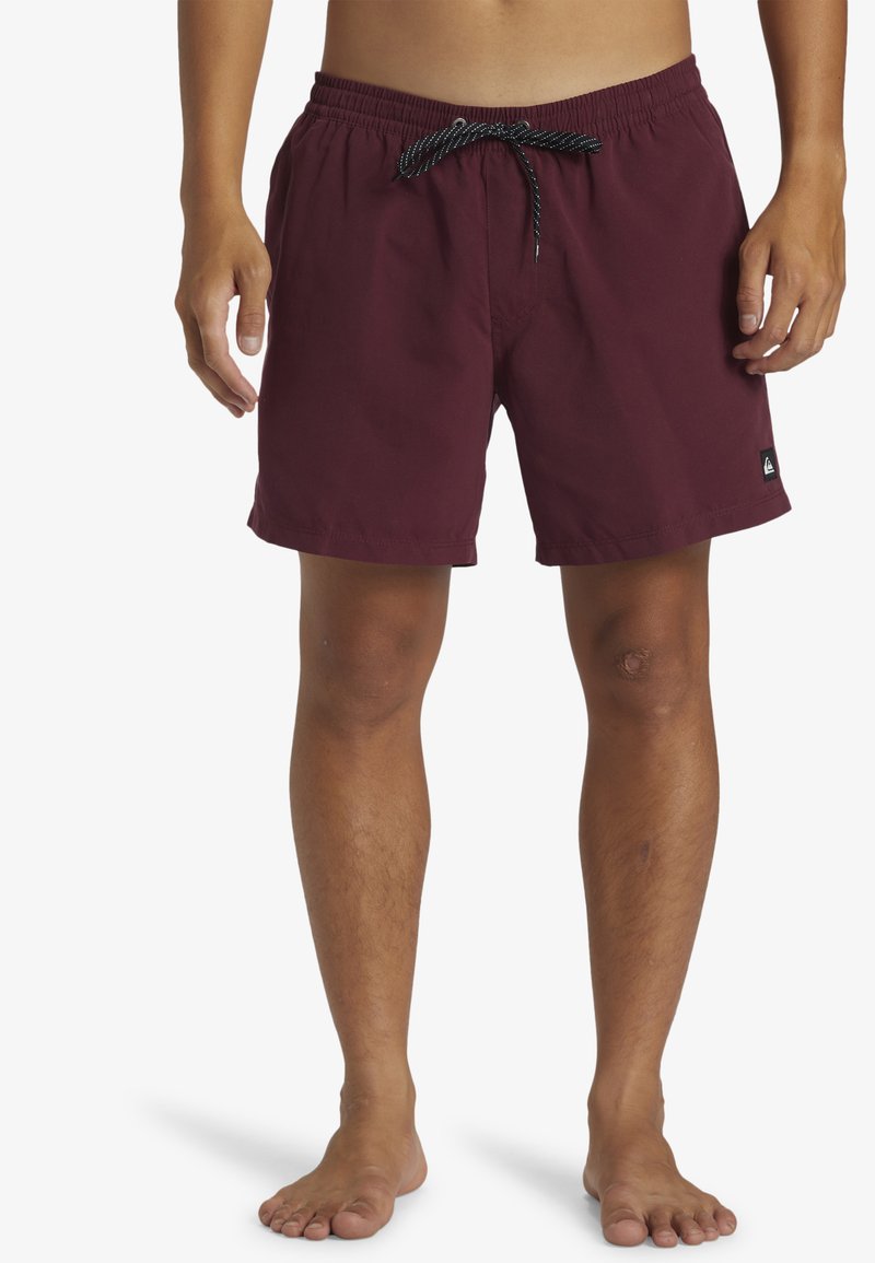 Burgundijos plaukimo šortai su elastinga juosta ir juodu raišteliu. Pagaminti iš lengvos medžiagos, turi mažą logotipą apatinėje siūlėje.