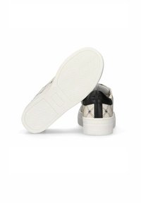 Le sneakers presentano una tomaia beige testurizzata con un motivo a diamante, un tallone nero e una suola di gomma bianca con una scanalatura a spina di pesce.