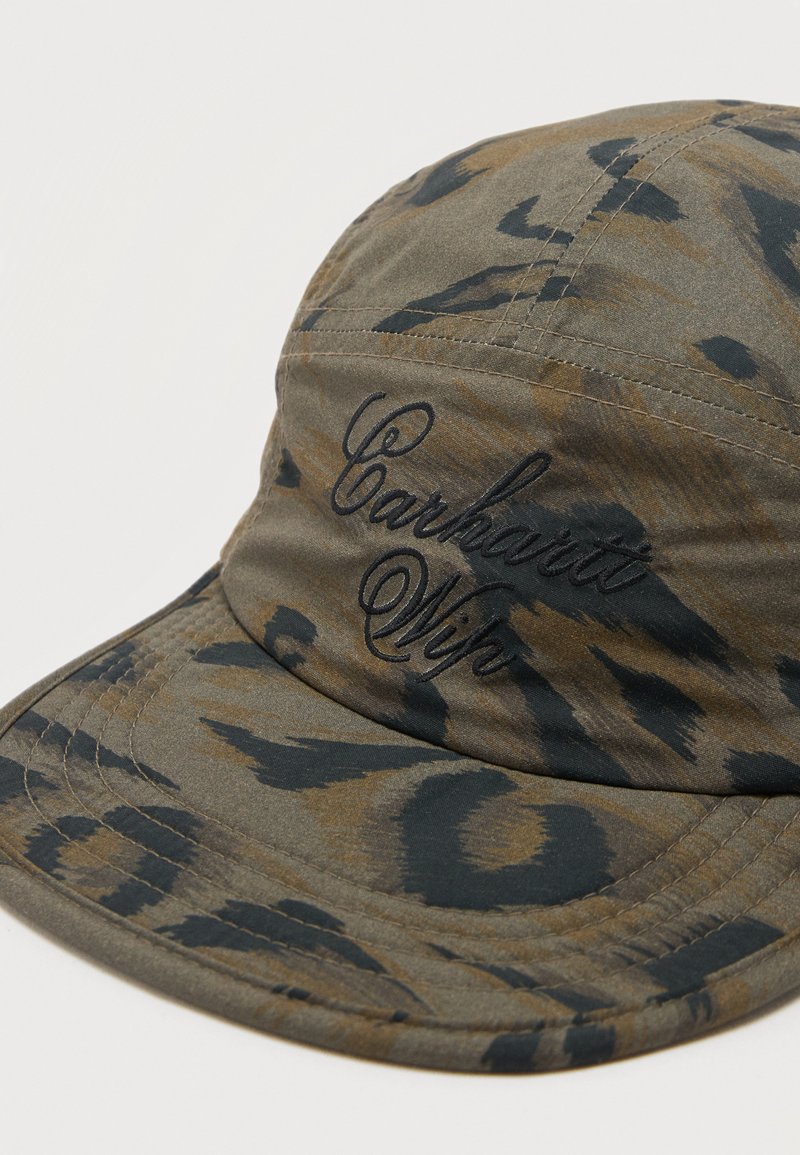 Casquette vert olive avec motif camouflage noir et inscription brodée noire "Carhartt Wip" sur le panneau avant.