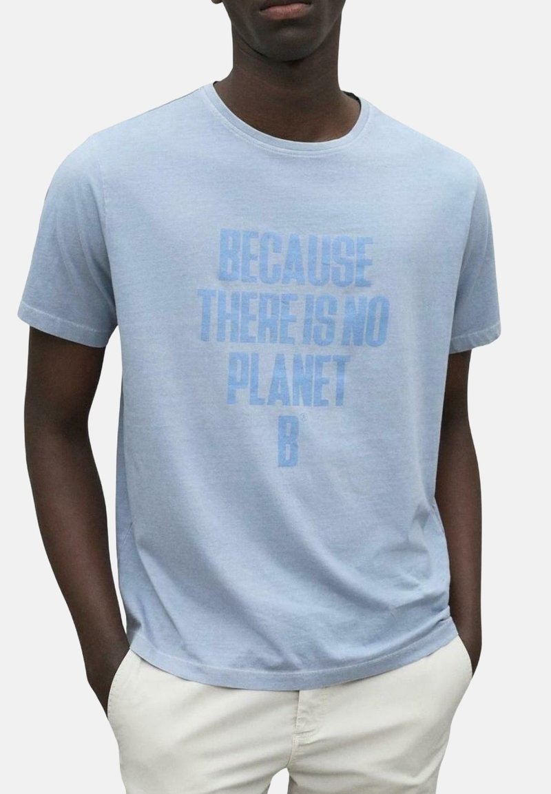 Camiseta de algodón de color azul claro con mangas cortas que presenta un eslogan impreso en azul más oscuro: "PORQUE NO HAY UN PLANETA B." Textura suave.
