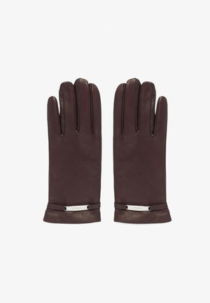 Para ciemnobrązowych skórzanych rękawiczek z małym metalowym klamrą przy nadgarstku, ułożonych płasko obok siebie na białym tle.