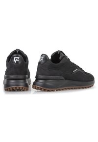 Sneakers atletici neri con tomaia in suede e pelle, colletto imbottito e suola in gomma testurizzata con protuberanze rotonde per la presa.