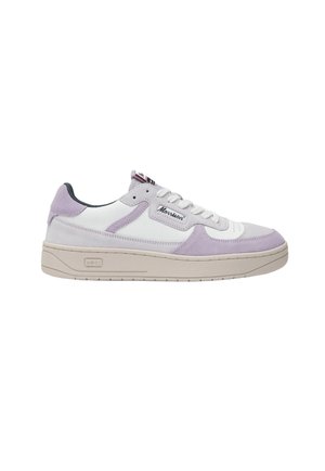 Baskets basses en daim blanc et violet clair avec lacets blancs, semelle beige et logo "Morrison" sur le panneau latéral.