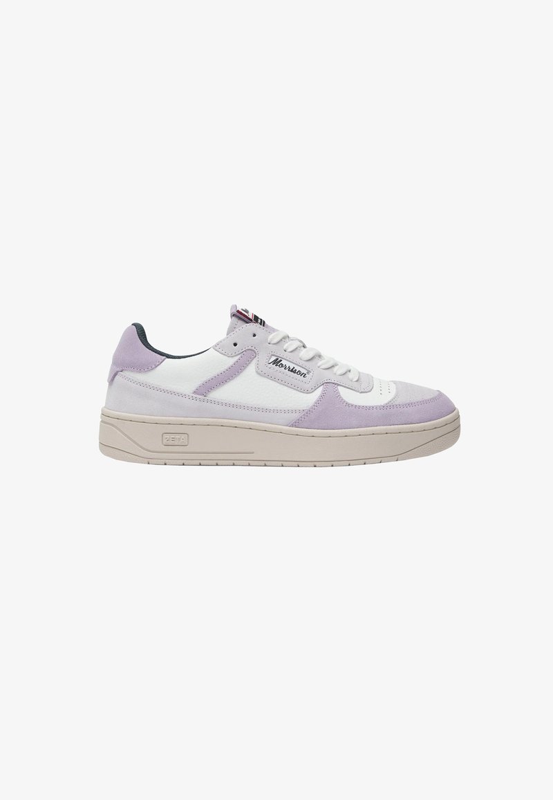 Baskets basses en daim blanc et violet clair avec lacets blancs, semelle beige et logo "Morrison" sur le panneau latéral.