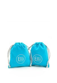 Divi divkrāsas auduma maisi ar gaiši pelēkiem aukliņām, kuros ir apaļa balta uzlīme ar tekstu "Elli by Julie & Grace" centra.