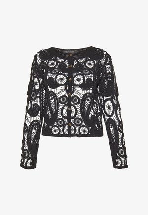 Cárdigan de ganchillo negro con mangas largas, intrincados patrones de paisley y cierre con botones de madera en la parte delantera. Textura de tejido abierto.