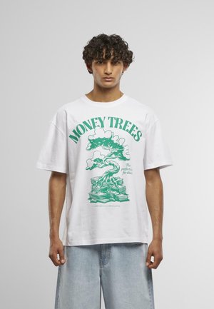 Biała, oversize bawełniana koszulka z zielonym graficznym nadrukiem drzewa z banknotami oraz napisem "MONEY TREES", okrągły dekolt i krótkie rękawy.