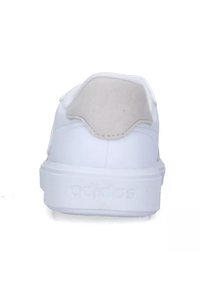 Zapatilla blanca con acabado suave, tacón redondeado y un discreto parche de ante en el collar. Presenta una suela de goma texturizada y una marca grabada.