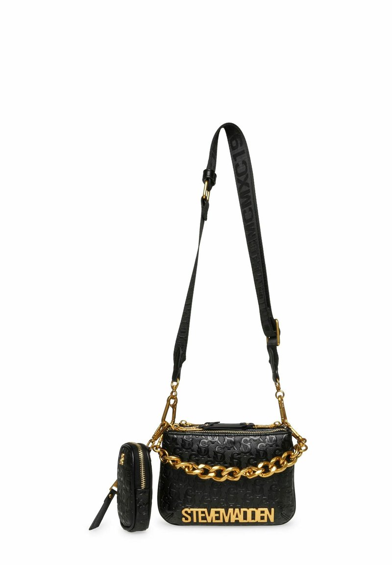 Borsa nera con pattern logo a rilievo, catena e accessori dorati, tracolla regolabile e piccola pochette staccabile.