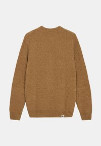 Maglione marrone lavorato a maglia con maniche lunghe, colletto e orlo a coste, dotato di un piccolo etichetta del brand in basso a sinistra. Texture morbida, design casual.