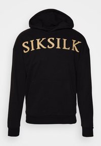 Sweat à capuche noir avec un texte doré "SIKSILK" bien visible sur le devant, poche kangourou et poignets côtelés aux manches et à l'ourlet.