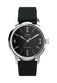 Timex Marlin automātisks pulkstenis ar melnu ciparnīcu, baltām stundas atzīmēm, nerūsējoša tērauda korpusu un melnu ādas siksniņu.