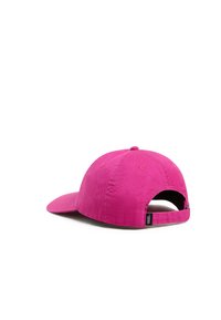 Rosa bomull baseballkeps med en böjd skärm, justerbar rem, enstaka ventilationshål och en logotags på baksidan.