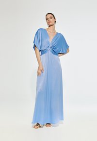 Prozračna plava satenska haljina s dubokim V-izrezom, labavim kimono rukavima i detaljima na skupnom struku, koja se proteže do tla s glatkom teksturom.