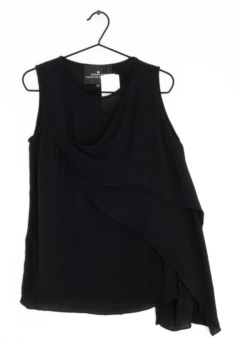 Musta ilmanhiha toppi, jossa on laskostettu muotoilu, valmistettu kevyestä kankaasta. Ominaisuuksina epäsymmetrinen helma ja sileä pinta.