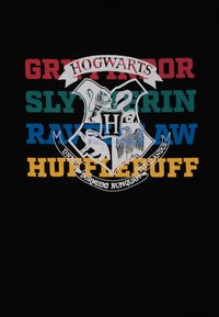 Schwarzes Grafik-T-Shirt mit mehrfarbigem Text: "Gryffindor," "Slytherin," "Ravenclaw" und "Hufflepuff" über dem Hogwarts-Wappen.