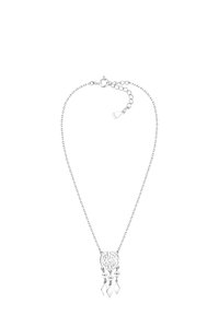 Sølv halskæde med en oval vedhæng, der har et indviklet design og tre hængende elementer: en rund perle og to diamantformede stykker.