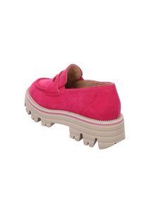Chaussure rose en daim à enfiler avec une semelle épaisse beige. Présente un dos remonté et une sangle décorative sur le dessus. Détails de surface texturée visibles.