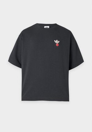 Sort T-shirt med korte ærmer med lille hvid Adidas-logo og rød kirsebærgrafik på venstre bryst.