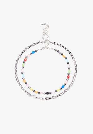 Collar de cadena de plata con dos anillas, una de ellas con cuentas coloridas en varios tonos y la otra con eslabones pulidos.
