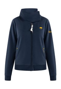 Giacca in pile blu navy con colletto alto, chiusura con zip, logo dell'ombrello giallo e tasche laterali con accenti gialli. Tessuto morbido, vestibilità comoda.