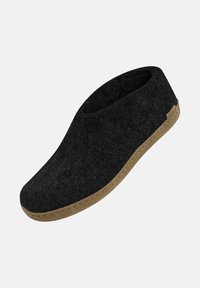 Sort filt hjemmesko med rund tå og blød tekstur. Har en tan sål med syninger. Ingen hæl, skoen er slip-on.