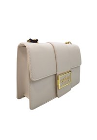Borsa a tracolla in finta pelle beige, forma rettangolare, accessori in oro, chiusura a patta magnetica, con logo impresso sul davanti e tracolla a catena.
